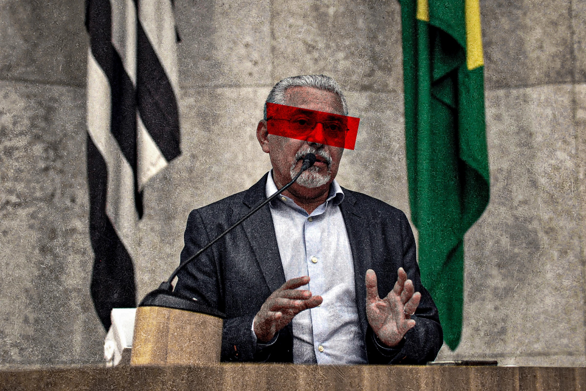 O vereador Senival Moura discursa na tribuna da Câmara Municipal de São Paulo, com uma tarja vermelha sobre os olhos